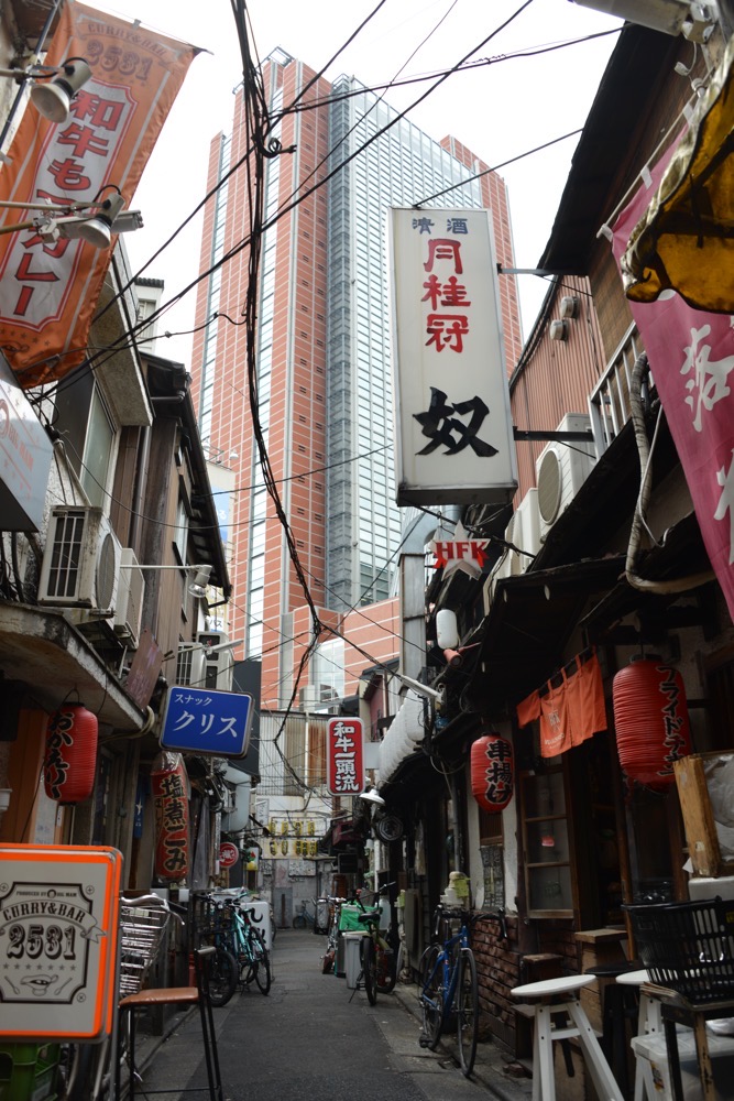 昭和の面影が残る三茶3番街の正面にそびえるキャロットタワー／2019年4月25日 三茶3番街