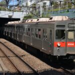 身延山別院前停留場跡を通過する田園都市線8500系／2020年5月11日 用賀〜二子玉川間