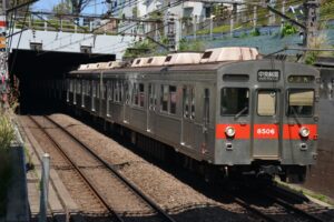 身延山別院前停留場跡を通過する田園都市線8500系／2020年5月11日 用賀〜二子玉川間