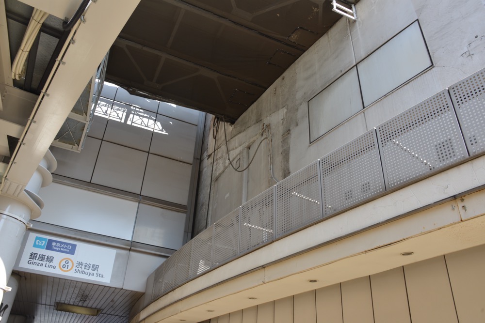 東急百貨店西館の外壁に残る玉川線ホーム上家跡／2020年10月2日 渋谷駅