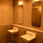 田園都市線駒沢大学駅の男性用トイレ入口／2025年2月23日 駒沢大学駅