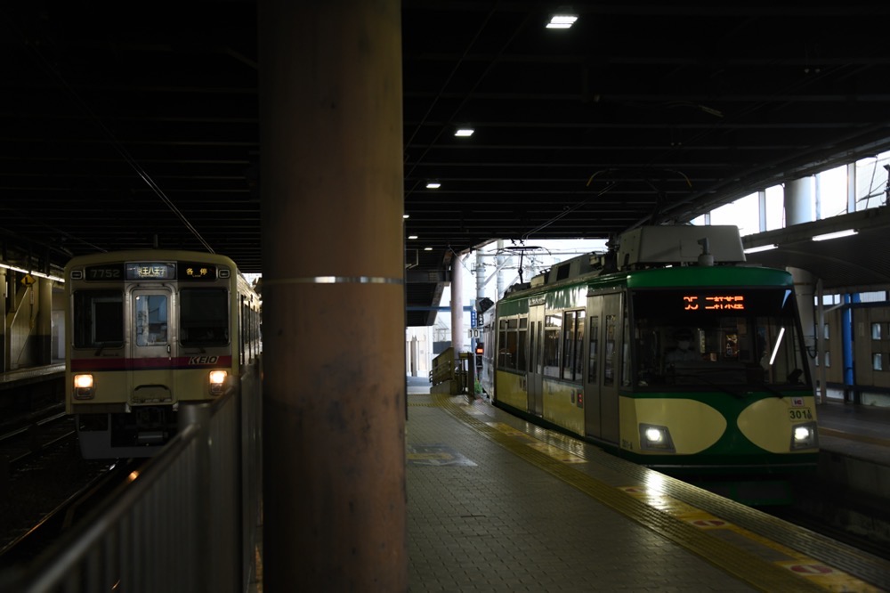 下高井戸駅で京王線と並ぶ301編成／2023年7月23日 下高井戸駅