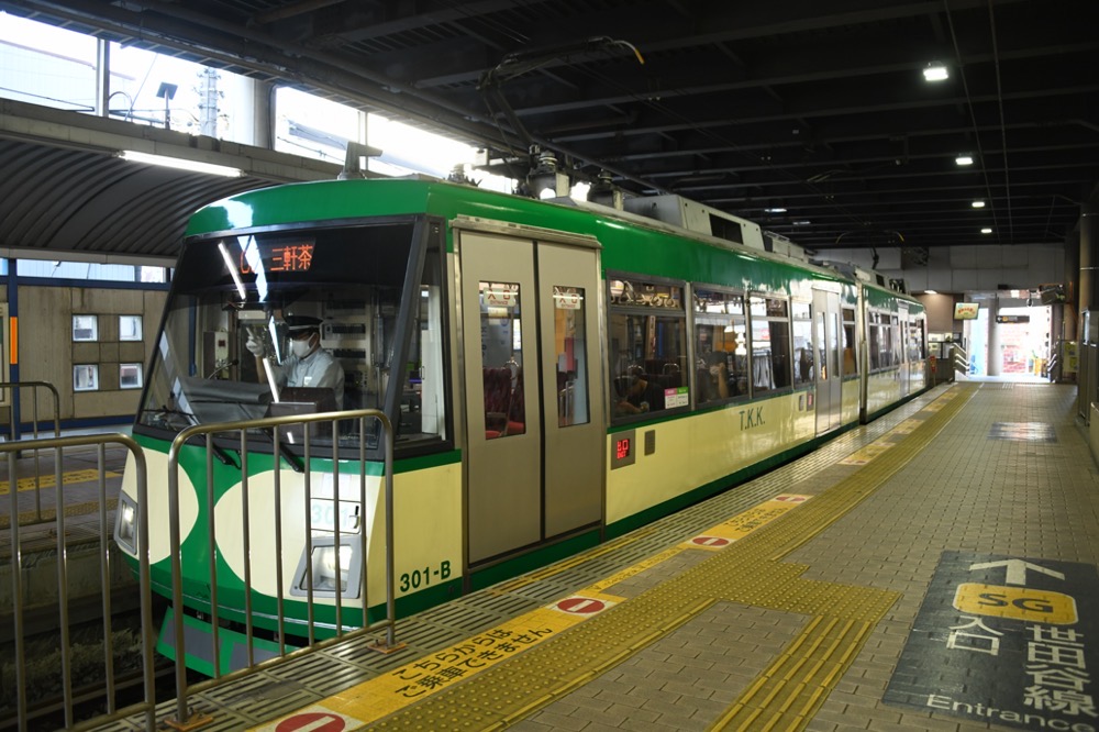 下高井戸駅を発車する301編成／2023年7月23日 下高井戸駅