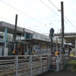 下りホーム裏のガーデントラム山下／2025年8月14日 山下駅