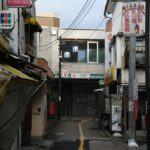 下りホーム裏のガーデントラム山下／2025年8月14日 山下駅
