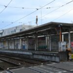 下りホーム裏のガーデントラム山下／2025年8月14日 山下駅