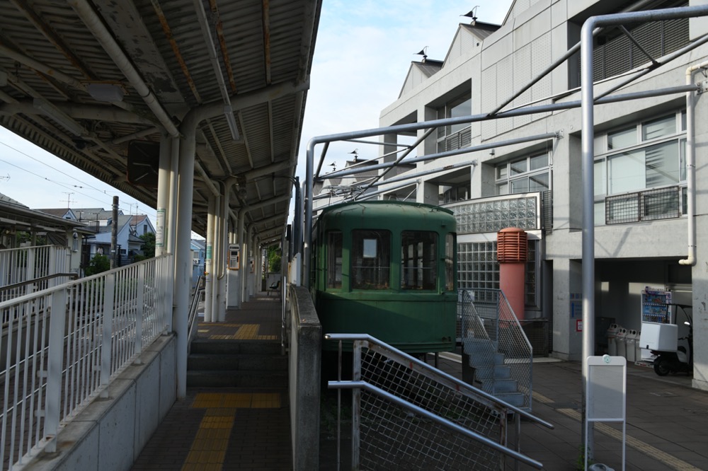 宮の坂駅下りホームに据え付けられる形で保存展示される601号／2025年8月14日 宮の坂駅