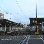 下りホーム裏のガーデントラム山下／2025年8月14日 山下駅