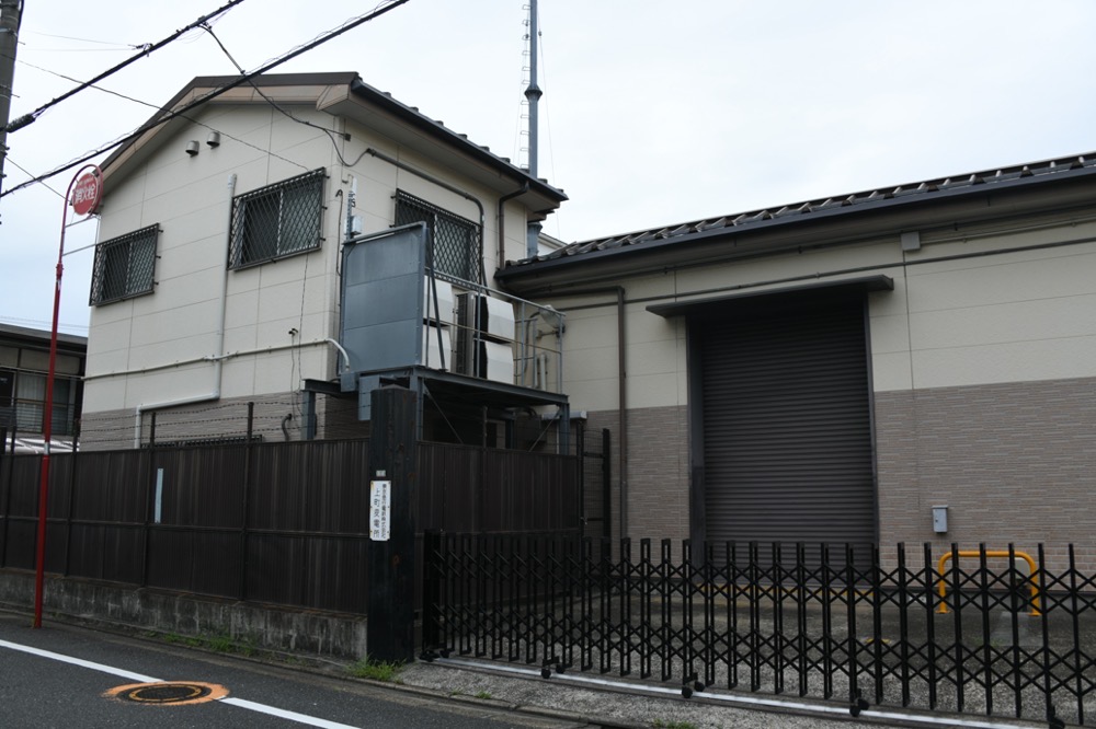 上町変電所入口と事務所棟／2025年8月14日 上町変電所
