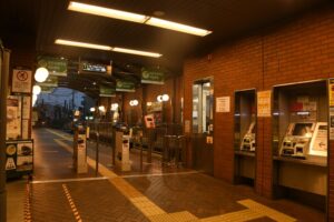 下りホーム裏のガーデントラム山下／2025年8月14日 山下駅