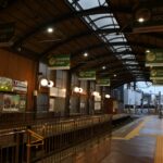 下りホーム裏のガーデントラム山下／2025年8月14日 山下駅