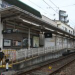 下りホーム裏のガーデントラム山下／2025年8月14日 山下駅