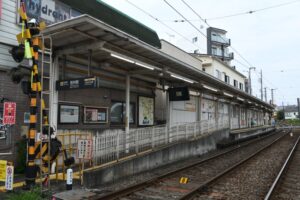 山下駅上りホーム全景（三軒茶屋方）／2025年8月16日 山下駅