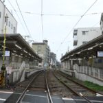 下りホーム裏のガーデントラム山下／2025年8月14日 山下駅