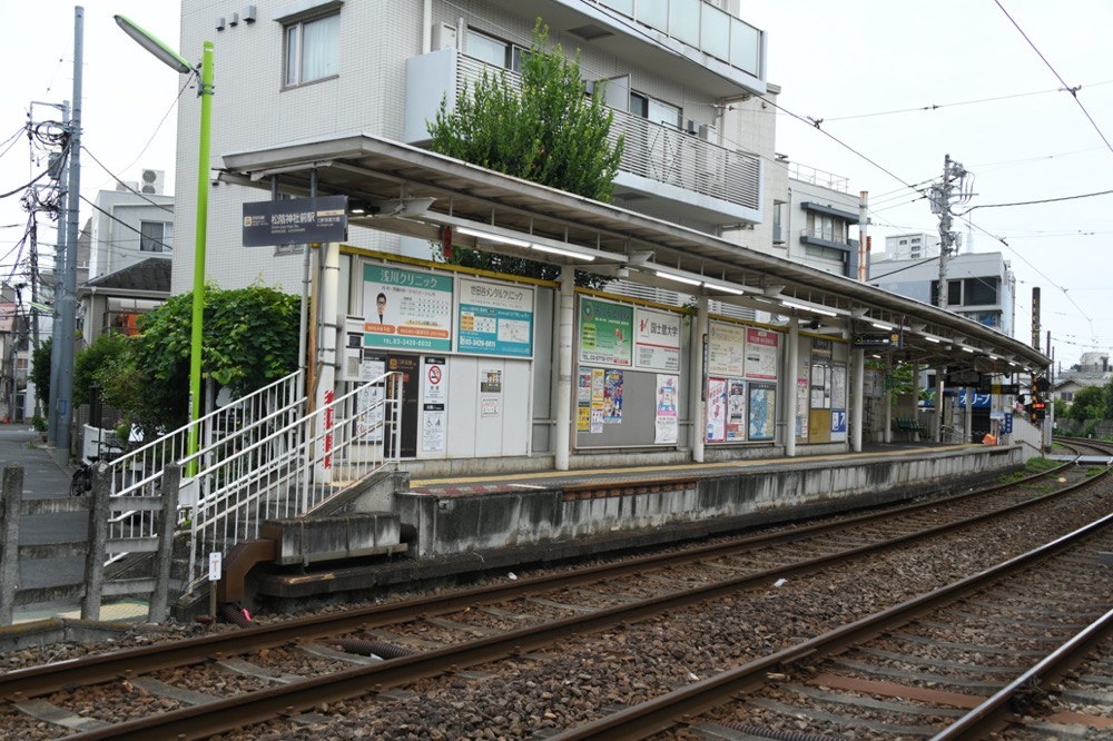 松陰神社前駅上りホーム全景（下高井戸方）／2025年8月16日 松陰神社前駅