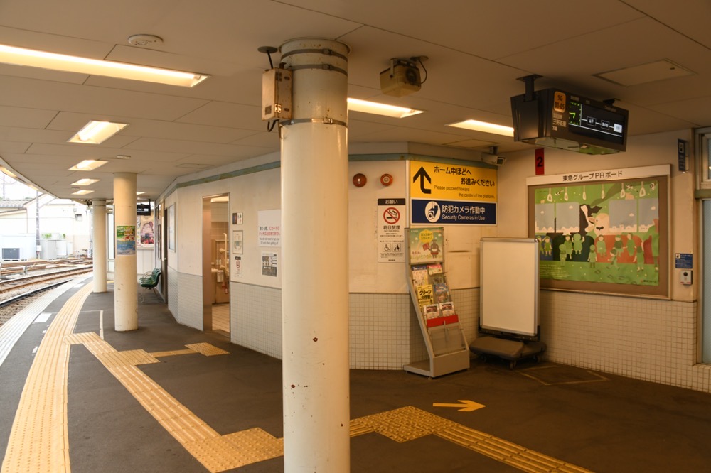 上町駅上りホーム全景（三軒茶屋方）／2025年8月16日 上町駅