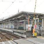 下りホーム裏のガーデントラム山下／2025年8月14日 山下駅