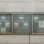 上町車庫検車庫の窓に掲出された世田谷線開通100周年記念装飾（3）／2025年5月25日 上町車庫