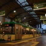 若林踏切の停止信号で停車中の310編成「SDGsトレイン美しい時代へ号」／2023年4月29日 若林〜西太子堂間