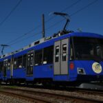 若林踏切の停止信号で停車中の310編成「SDGsトレイン美しい時代へ号」／2023年4月29日 若林〜西太子堂間