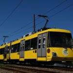 若林踏切の停止信号で停車中の310編成「SDGsトレイン美しい時代へ号」／2023年4月29日 若林〜西太子堂間