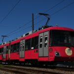 若林踏切の停止信号で停車中の310編成「SDGsトレイン美しい時代へ号」／2023年4月29日 若林〜西太子堂間