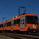 若林踏切の停止信号で停車中の310編成「SDGsトレイン美しい時代へ号」／2023年4月29日 若林〜西太子堂間