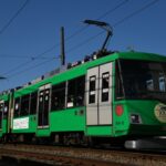 若林踏切の停止信号で停車中の310編成「SDGsトレイン美しい時代へ号」／2023年4月29日 若林〜西太子堂間