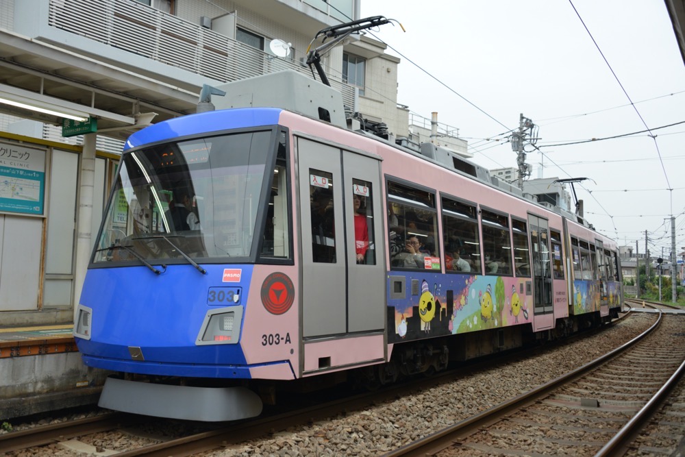 松陰神社前駅に停車中の303編成「東急でんき供給開始記念世田谷線ラッピング車両」／2018年10月5日 松陰神社前駅